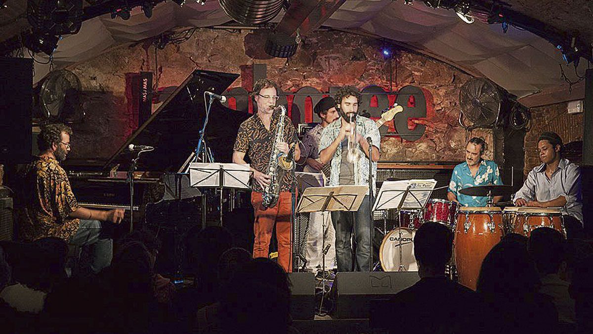 El grupo gaditano Tumbando a Monk acude este viernes al Teatro El Albéitar con una propuesta basada en la fusión de estilos musicales.