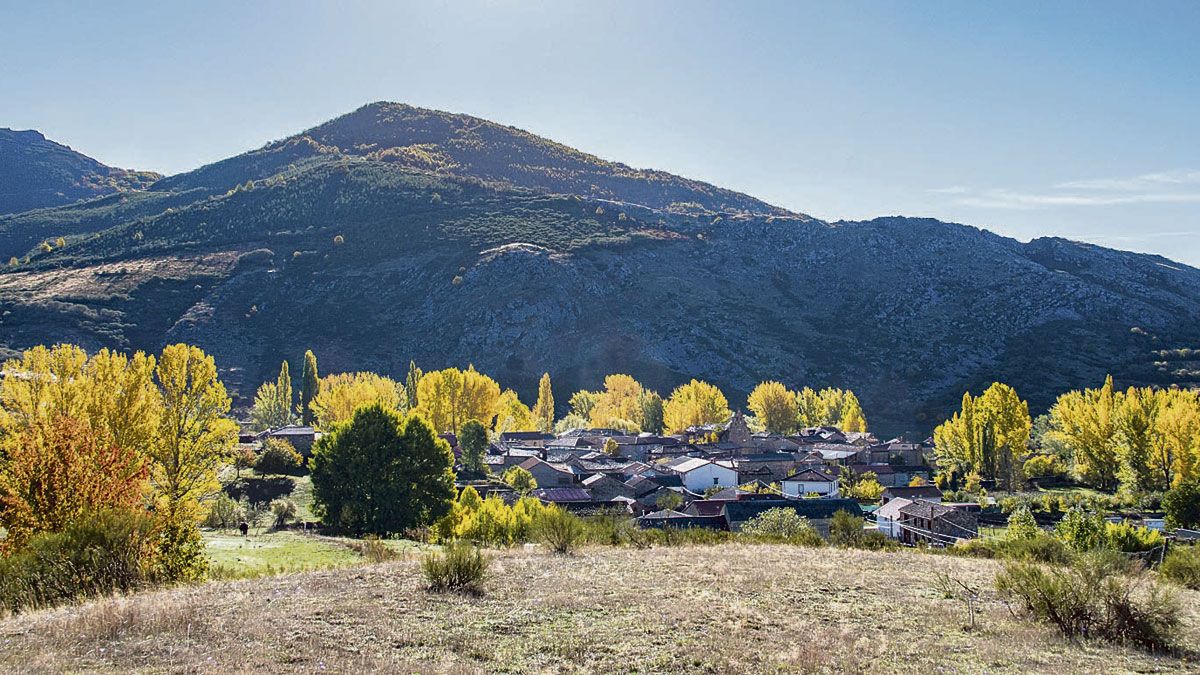 La localidad de Redipollos, vista desde el Pando. | VICENTE GARCÍA