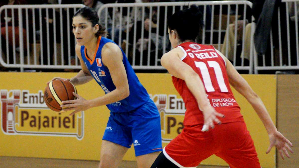 Orla O´Reilly intenta frenar el ataque de Marta Xargay. | AVENIDA