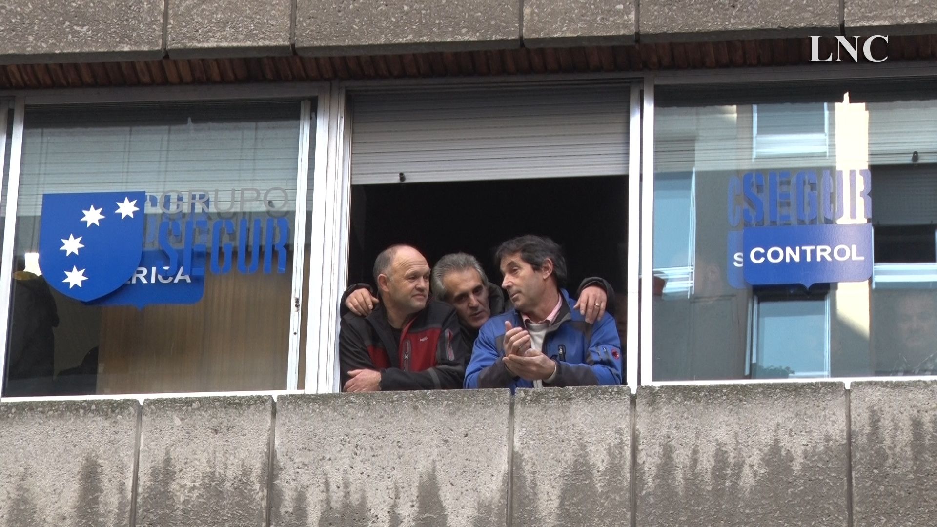 Los trabajadores de Segur Ibérica llevaron a cabo ayer un encierro de unas horas en la sede de la empresa. | L.N.C.