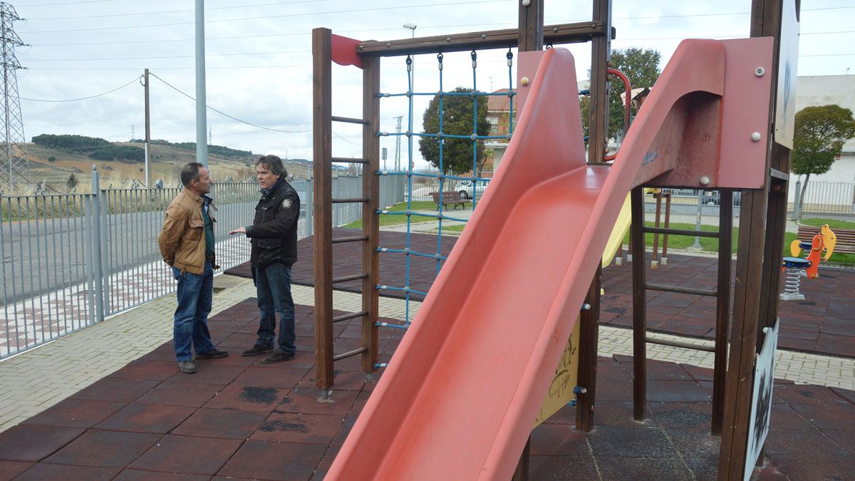 El concejal de Parques y Jardines, Ramón Fernández, con el responsable de la obra. | L.N.C.