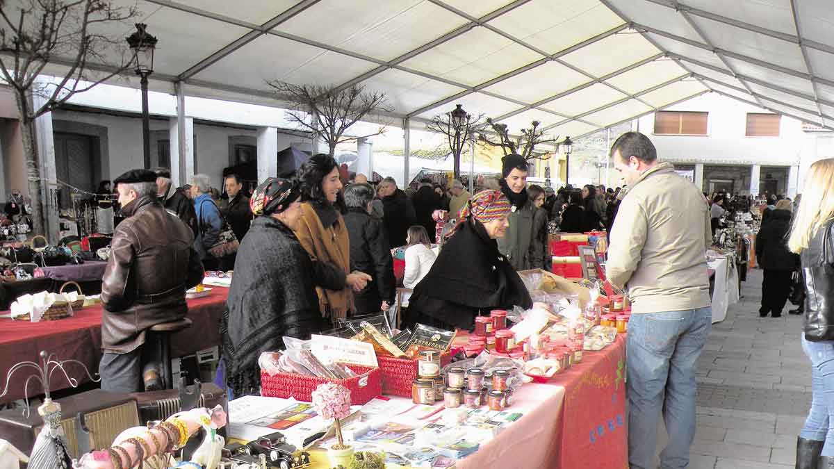 La plaza Cardenal Aguirre de La Pola de Gordón se transforma cada primer domingo de diciembre en un mercado de época. | E. NIÑO