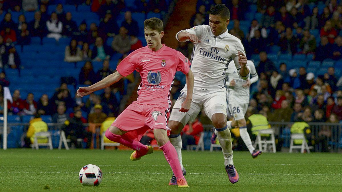 Toni protege el balón ante la presión del madridista Casemiro en el choque del miércoles. | MAURICIO PEÑA