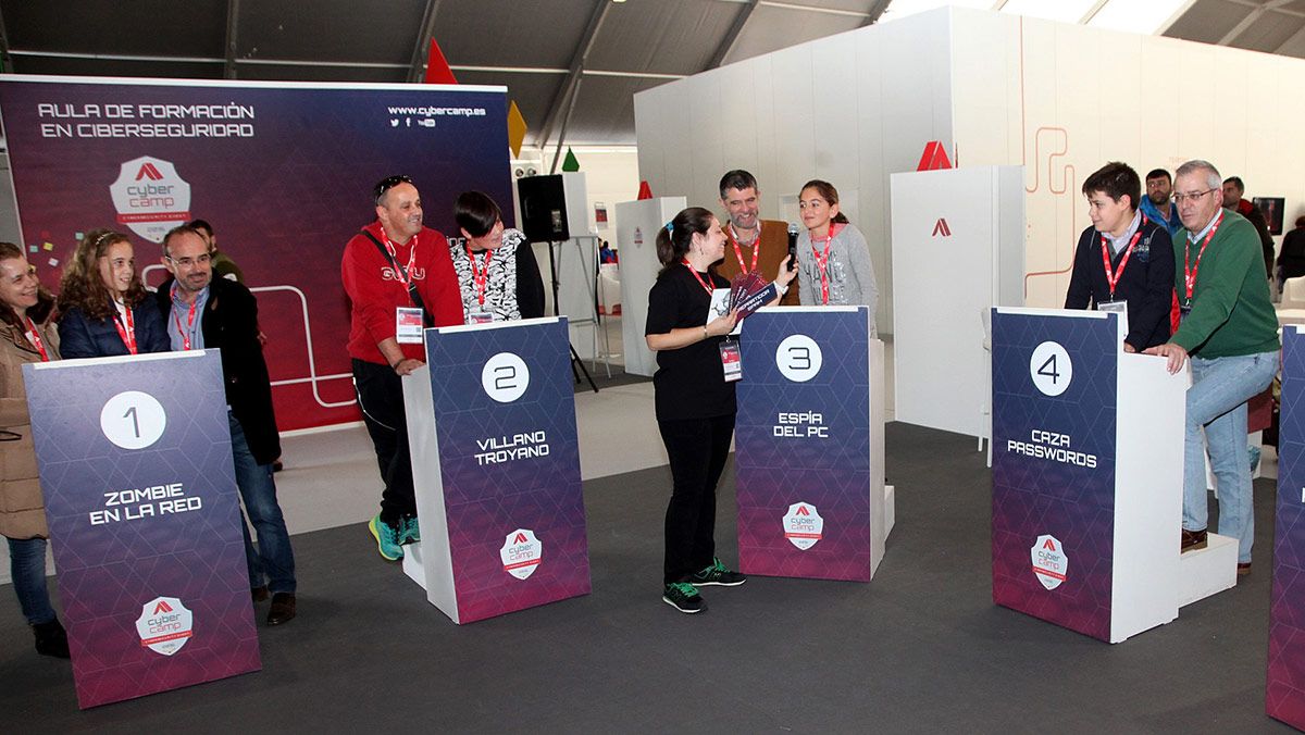 Padres e hijos aprenden ciberseguridad de forma divertida en CyberCamp 2016. Fotografía cedida por CyberCamp. | ICAL Padres e hijos aprenden ciberseguridad de forma divertida en CyberCamp 2016. Fotografía cedida por CyberCamp. | ICAL
