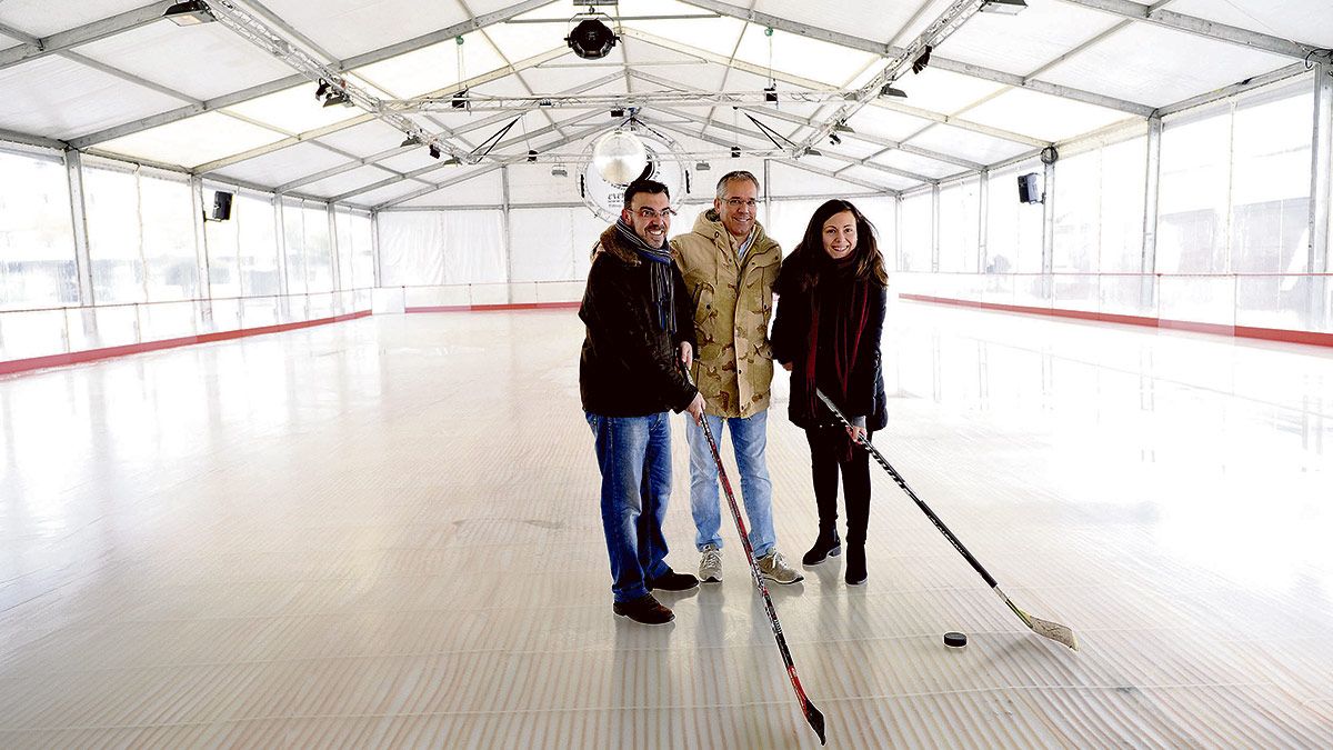 Imagen de la pista de hielo instalada en la explanada de la Junta. | DANIEL MARTÍN