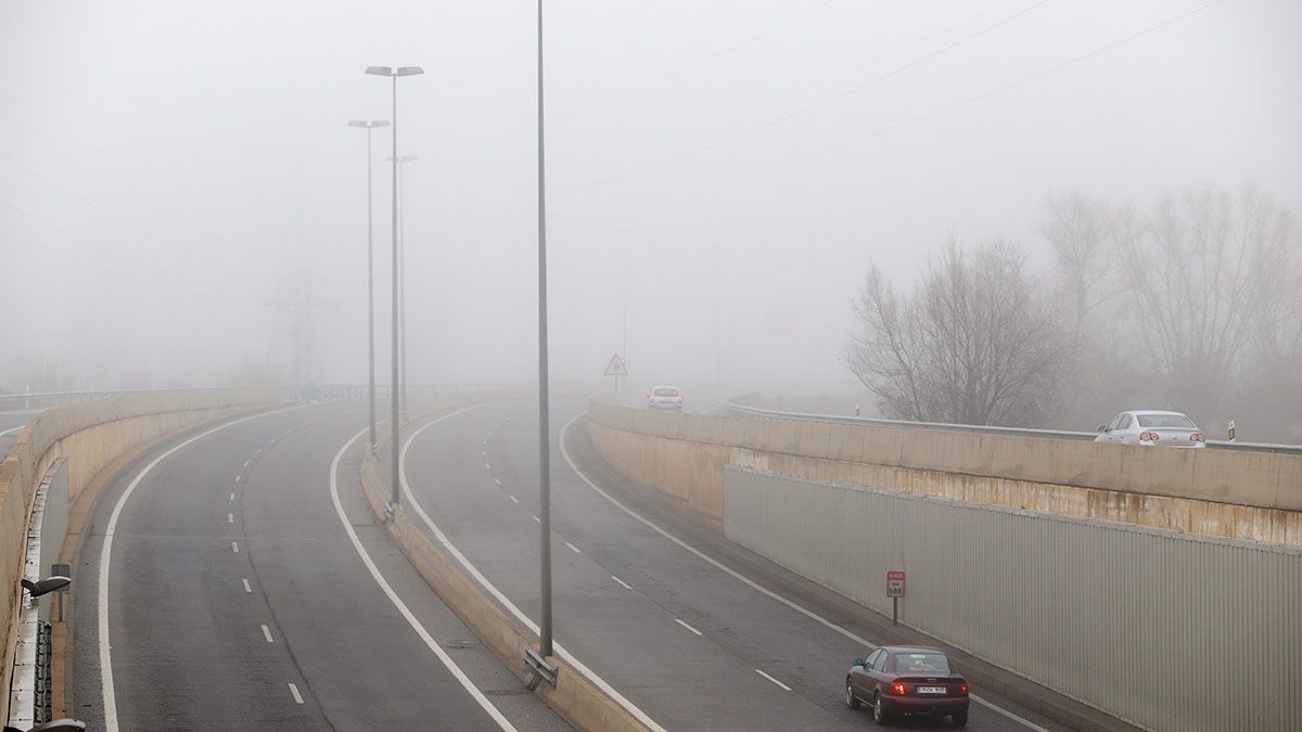 En la A-6 entre Celada y Albares de la Ribera, bancos de niebla que complican la circulación. | ICAL