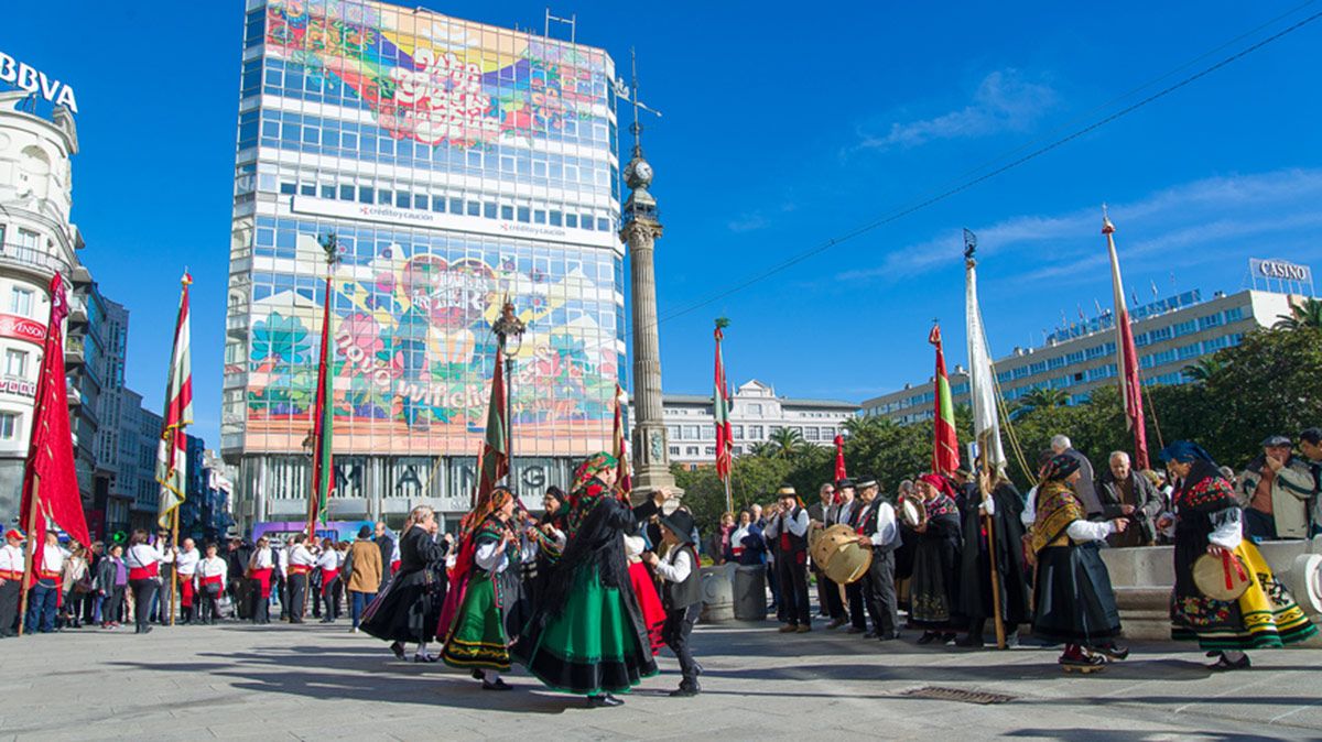 Desfile de pendones en A Coruña.