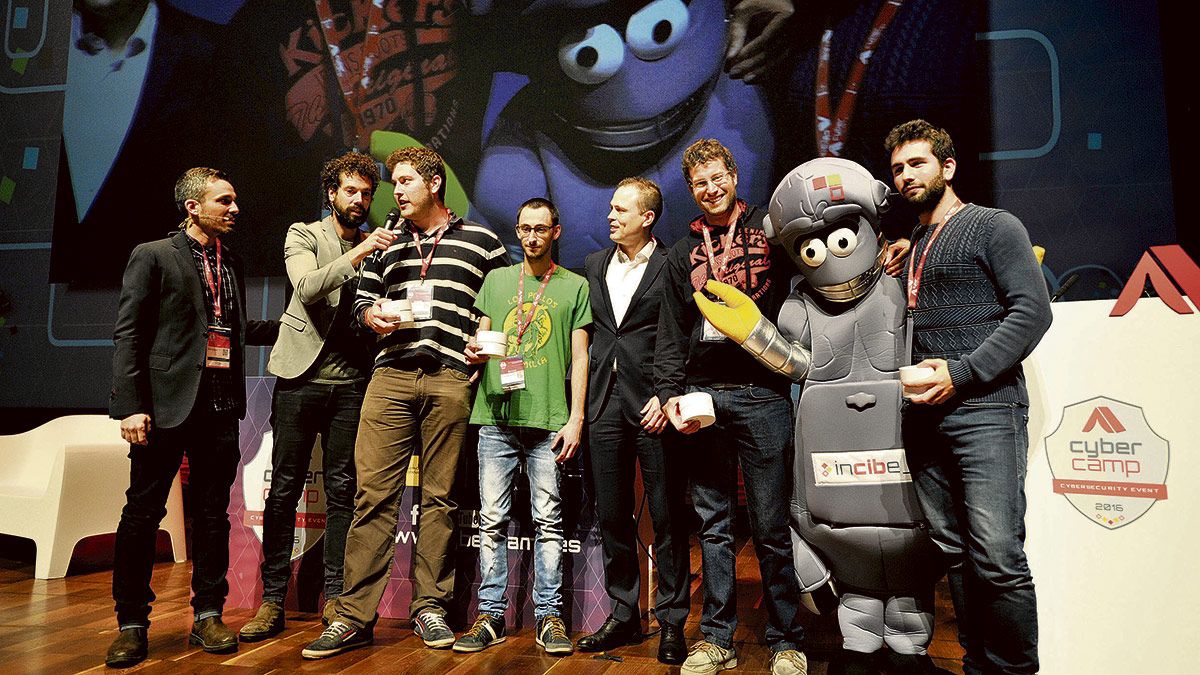 Foto de familia de algunos de los premiados en el Cybercamp. | DANIEL MARTÍN