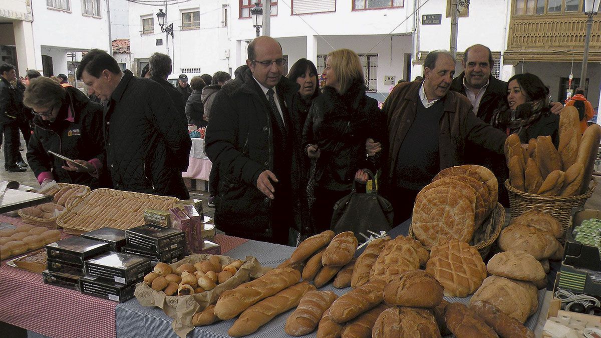 Alcalde y concejales durante la visita a los stands participantes. | ESTEFANÍA NIÑO