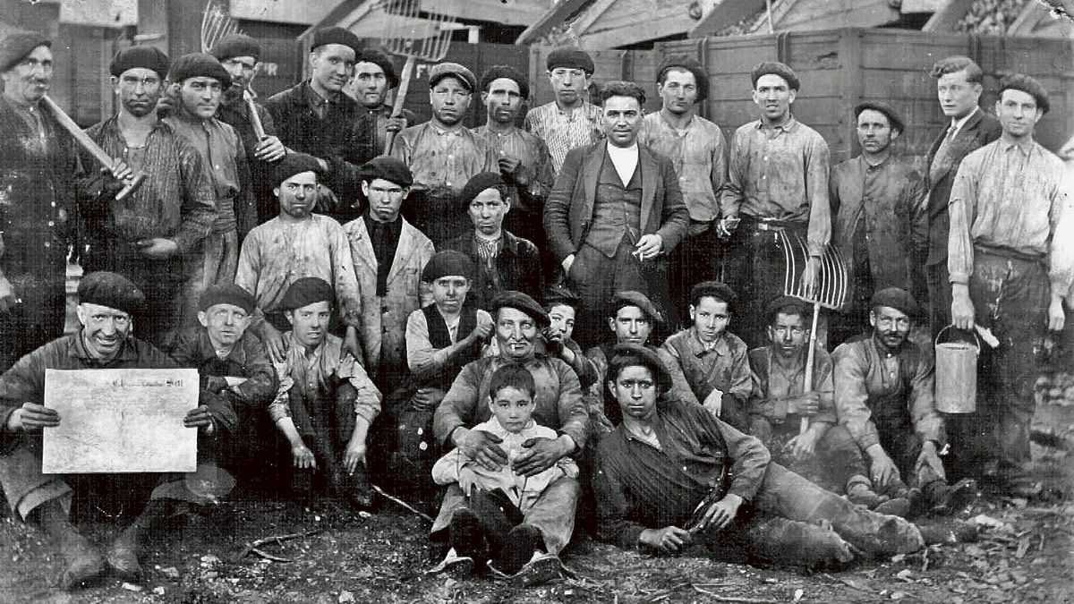 Plantilla de San Luis en la Revolución de 1934 en Guardo, tumbado Eloy ‘El Ruco’.