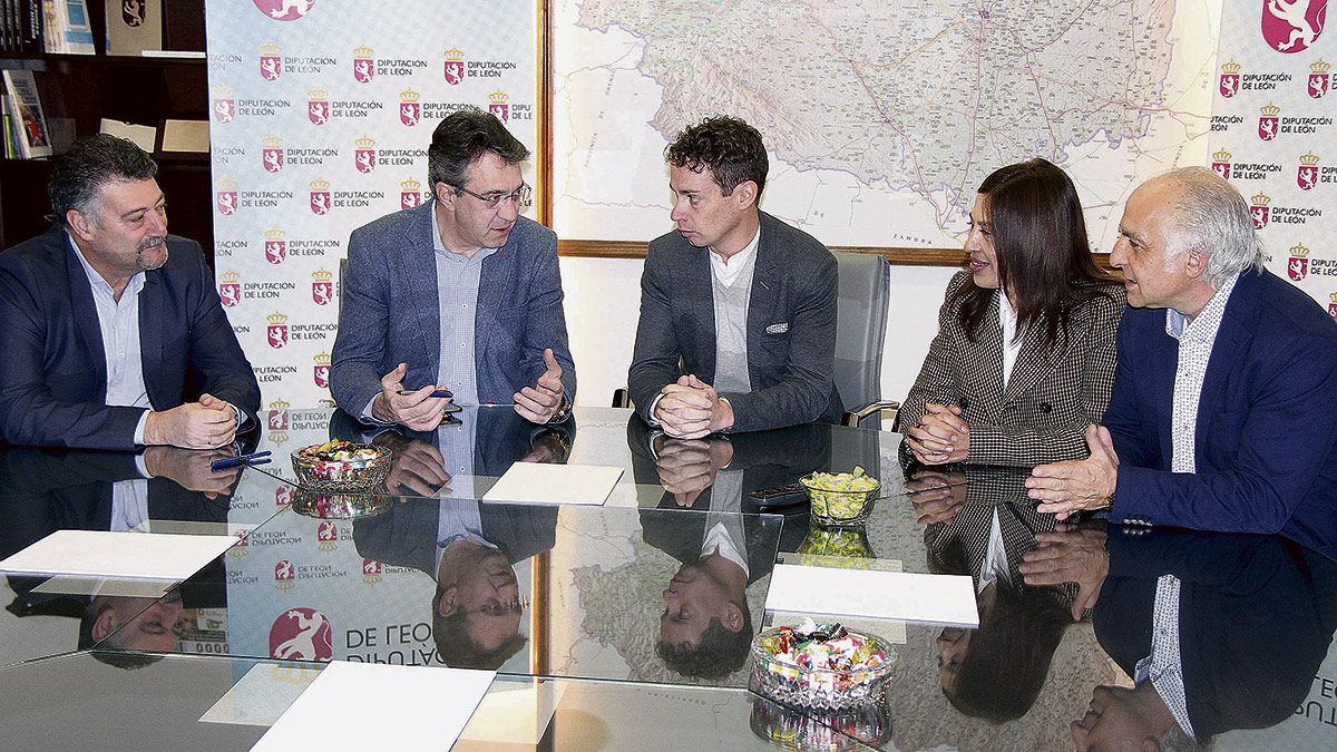 Juan Martínez Majo (2i) y Mario Rivas (c), ayer en la Diputación. | ICAL