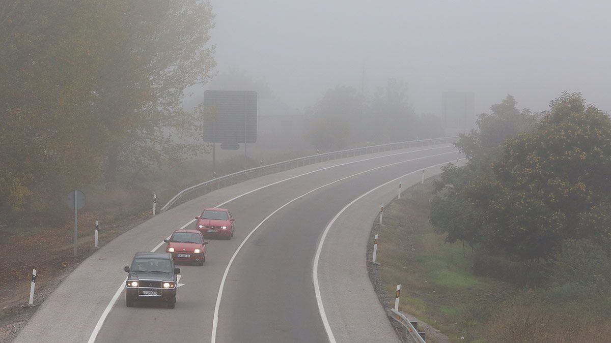 Niebla en la A-VI a su paso por Ponferrada en una imagen de archivo. | ICAL Niebla en la A-VI a su paso por Ponferrada en una imagen de archivo. | ICAL