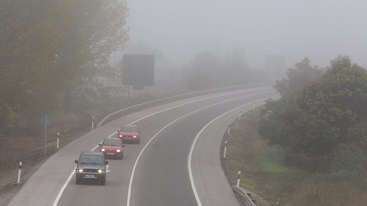 Niebla en la A-VI a su paso por Ponferrada en una imagen de archivo. | ICAL