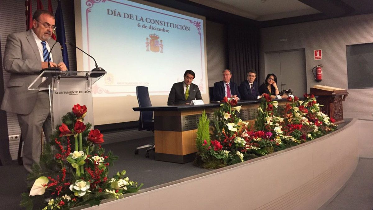 Un momento del acto con motivo del XXXVIII aniversario de la Constitución española. | L.N.C.