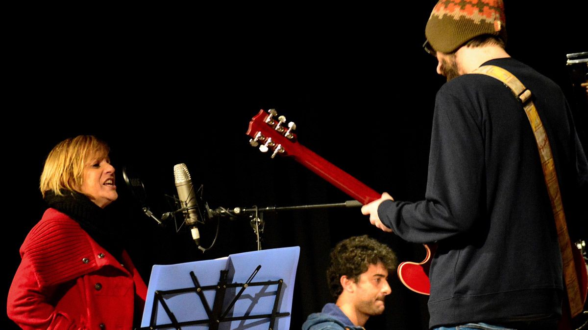 Ana Estrada y Gio Yáñez, durante un ensayo del primer disco de jazz grabado en el Bierzo. | L.N.C.