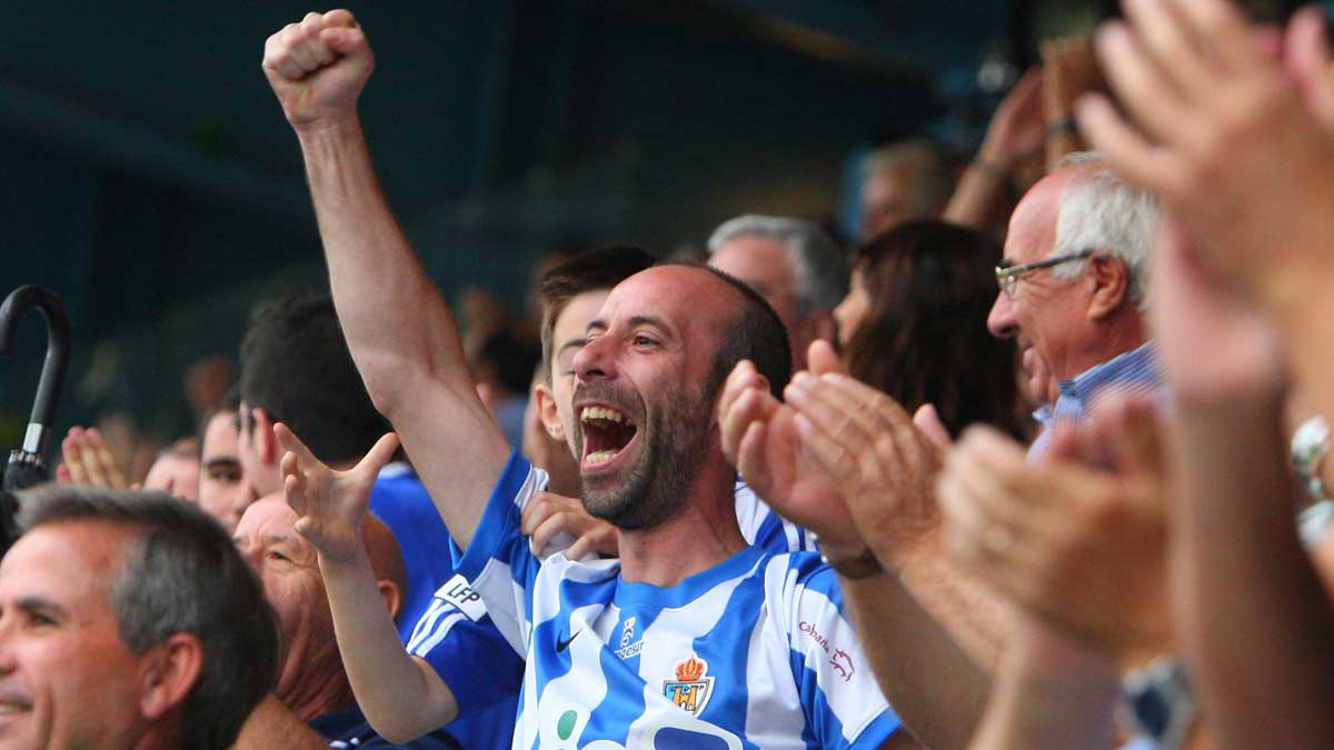 La afición de la Ponferradina celebra un gol en El Toralín. | CÉSAR SÁNCHEZ