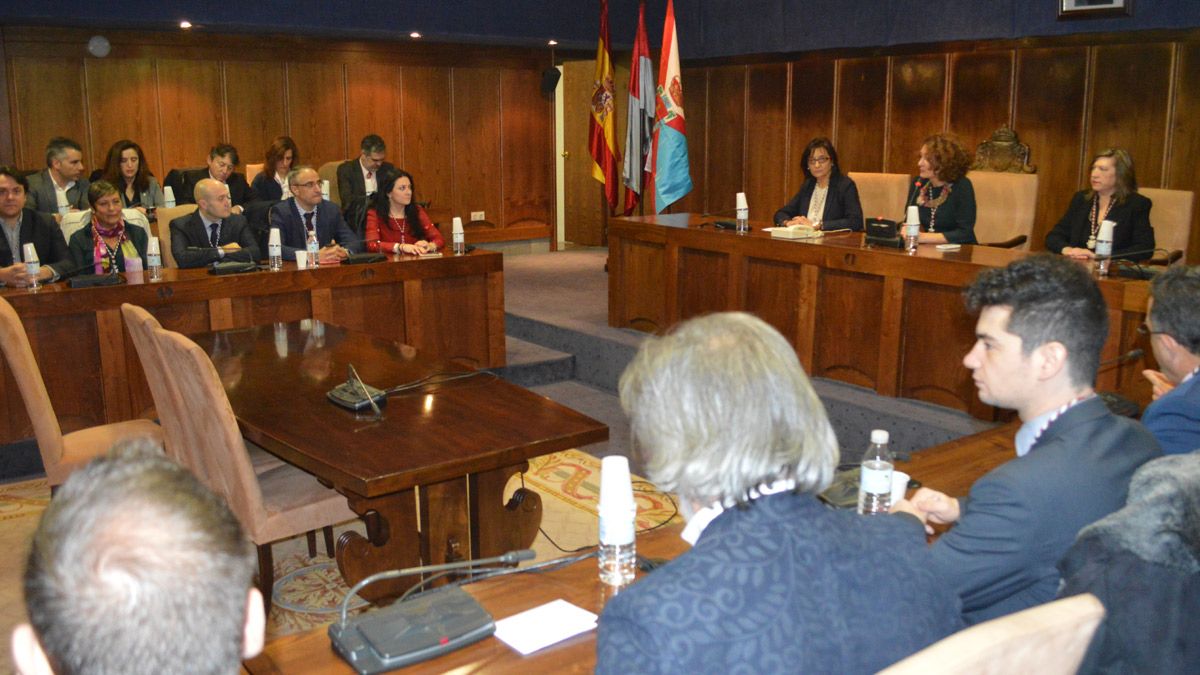 Momentos del pleno de celebración de los 38 años de la Constitución en Ponferrada. | M.I.
