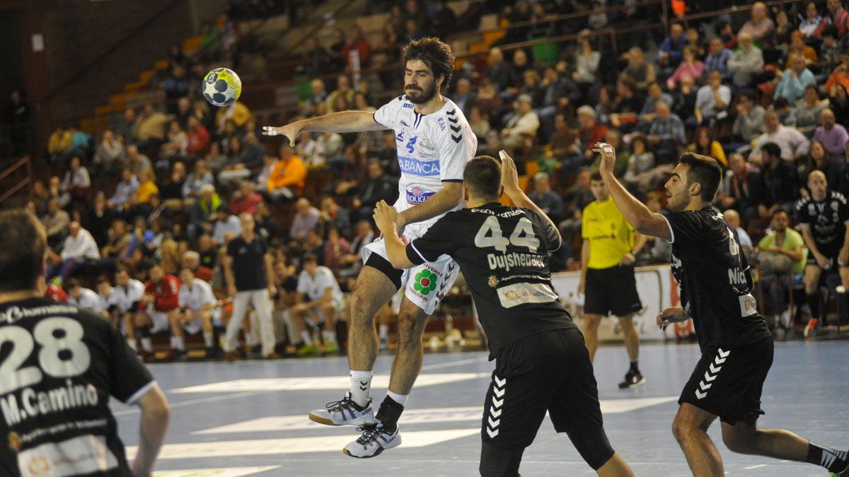 Sebas Simonet realzia un pase ante Dani Dujshebaev durante el partido ante Valladolid.| DANIEL MARTÍN