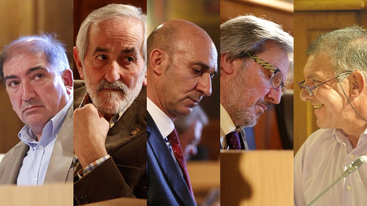 Los portavoces de los cinco grupos de la oposición en Diputación: José Pellitero (PSOE), Matías Llorente (UPL), Juan Carlos Fernández (C's),  Pedro Muñoz (CB) y Miguel Flecha (En Común).