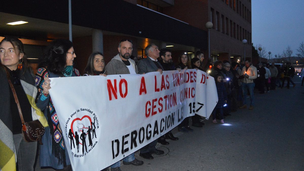 El Hospital del Bierzo recibió el 'abrazo' de los manifestantes que pedían la dimisión del gerente. | MAR IGLESIAS