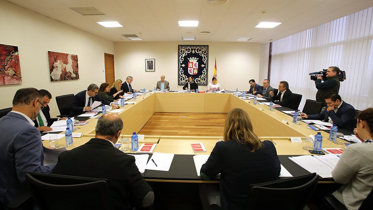 La presidenta de las Cortes, Silvia Clemente, preside la Junta de Portavoces de las Cortes. | ICAL