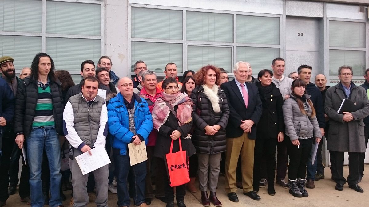 Alumnos del curso clausurado en Ponferrada con la alcaldesa y el gerente territorial de Junta. | L.N.C.