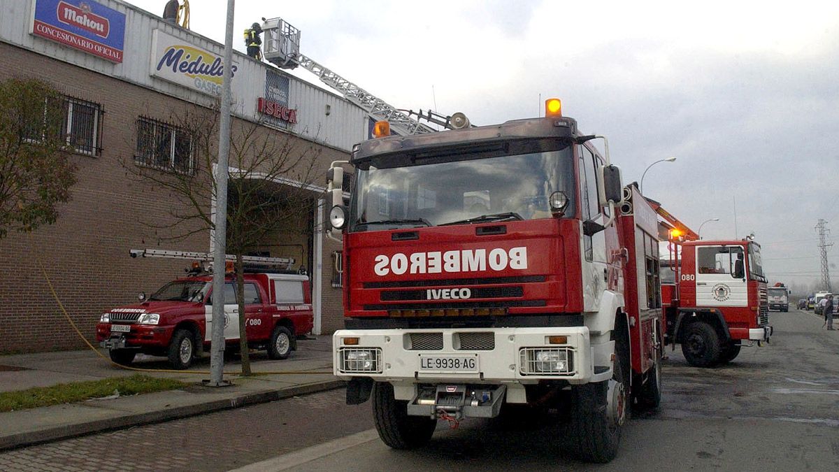 Una de las intervenciones de los bomberos de Ponferrada fuera de su demarcación. | CÉSAR SÁNCHEZ (ICAL)