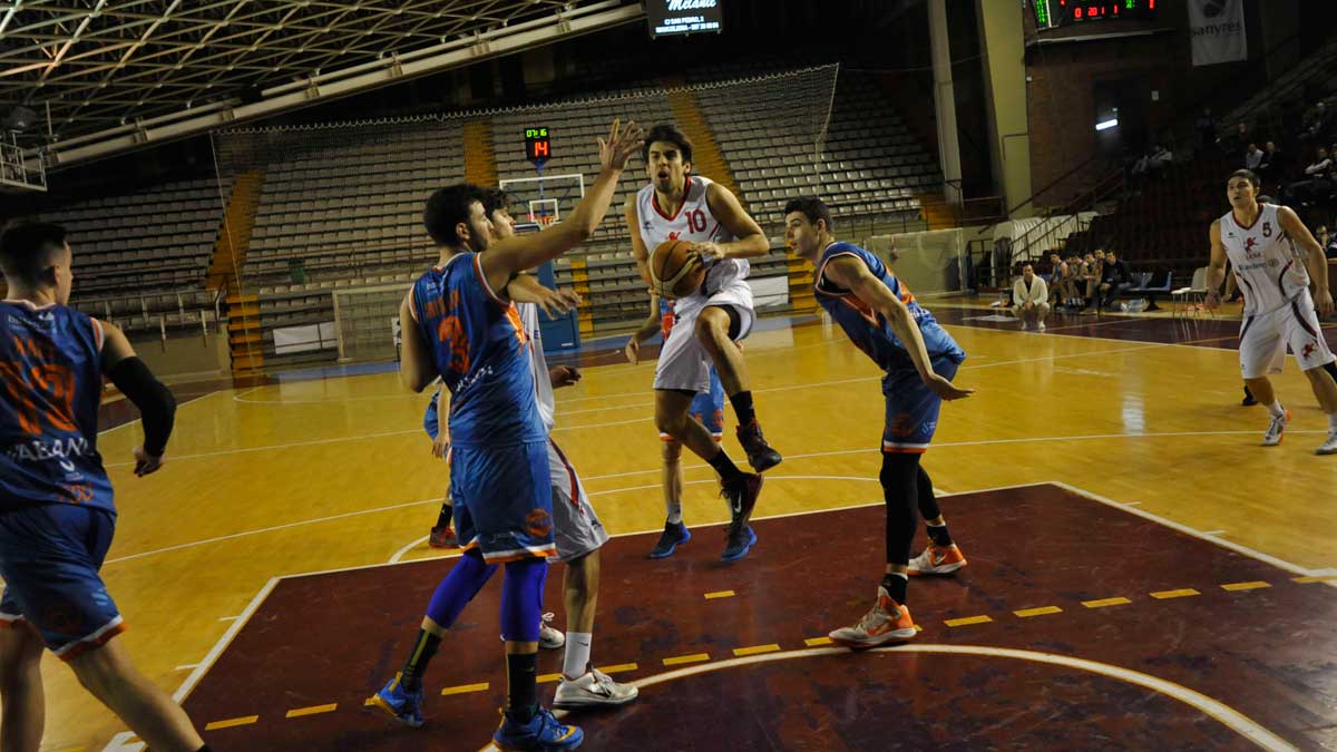 Jaime Diéguez penetra a canasta la pasada temporada. | DANIEL MARTÍN