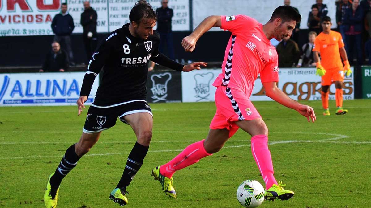 Morgado con el balón el pasado domingo en Les Caleyes. | CAROLINA FELIPE