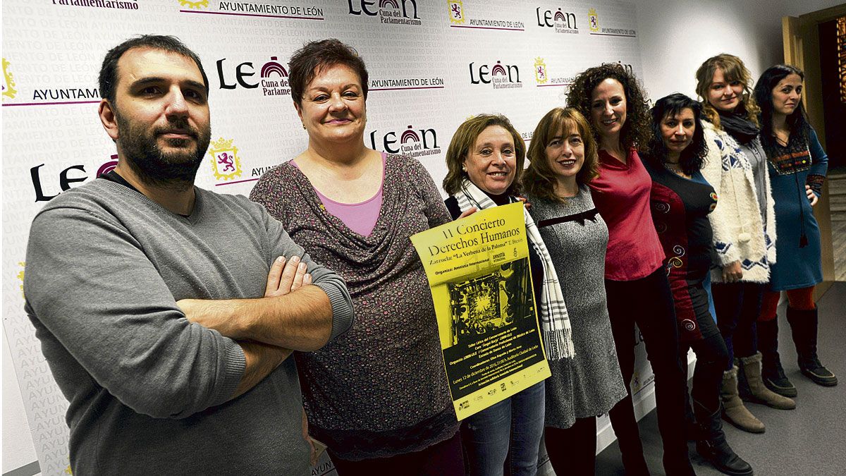 Aurora Baza estuvo arropada por representantes de Amnistía Internacional y organizadores del evento. | DANIEL MARTÍN