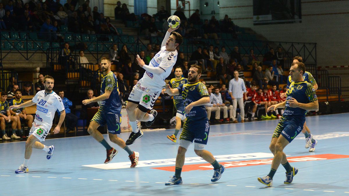 Jaime Fernández realiza un lanzamiento en contraataque. | GONZALO NÚÑEZ