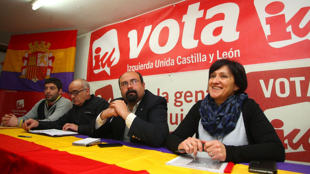 Los responsables de Izquierda Unida de León y el Bierzo, en la sede de Ponferrada. | César Sánchez (Ical)