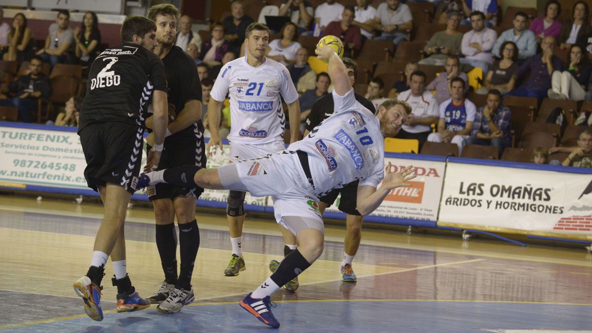 Diego Piñeiro, en el centro, defiende junto a Almeida y delante de Ugarte en el choque ante el Huesca. | DANIEL MARTIN