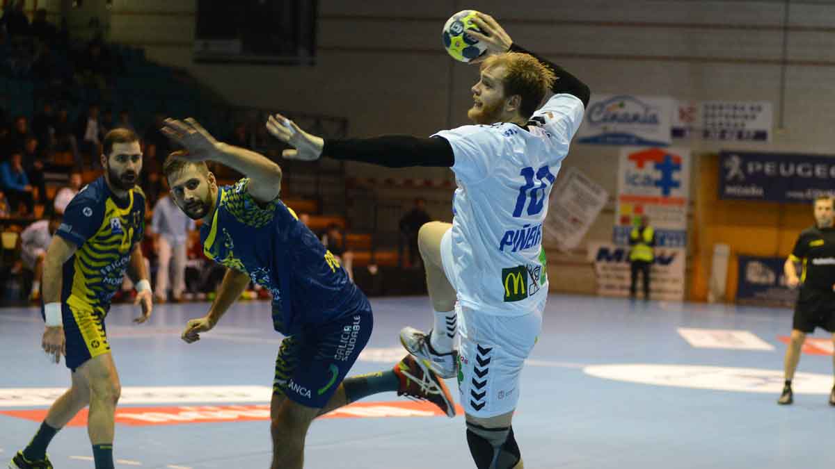 Piñeiro lanza frente al Cangas. | FARO DE VIGO