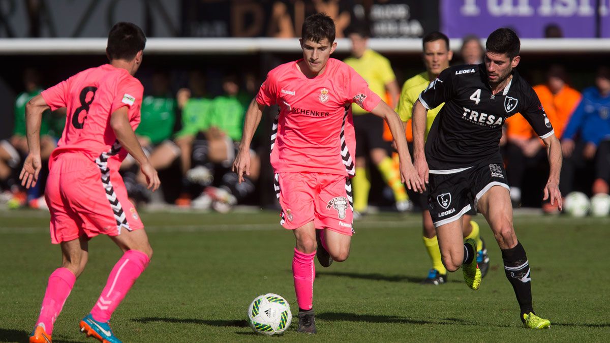 Toni conduce el balón frente al Lealtad. | EL COMERCIO