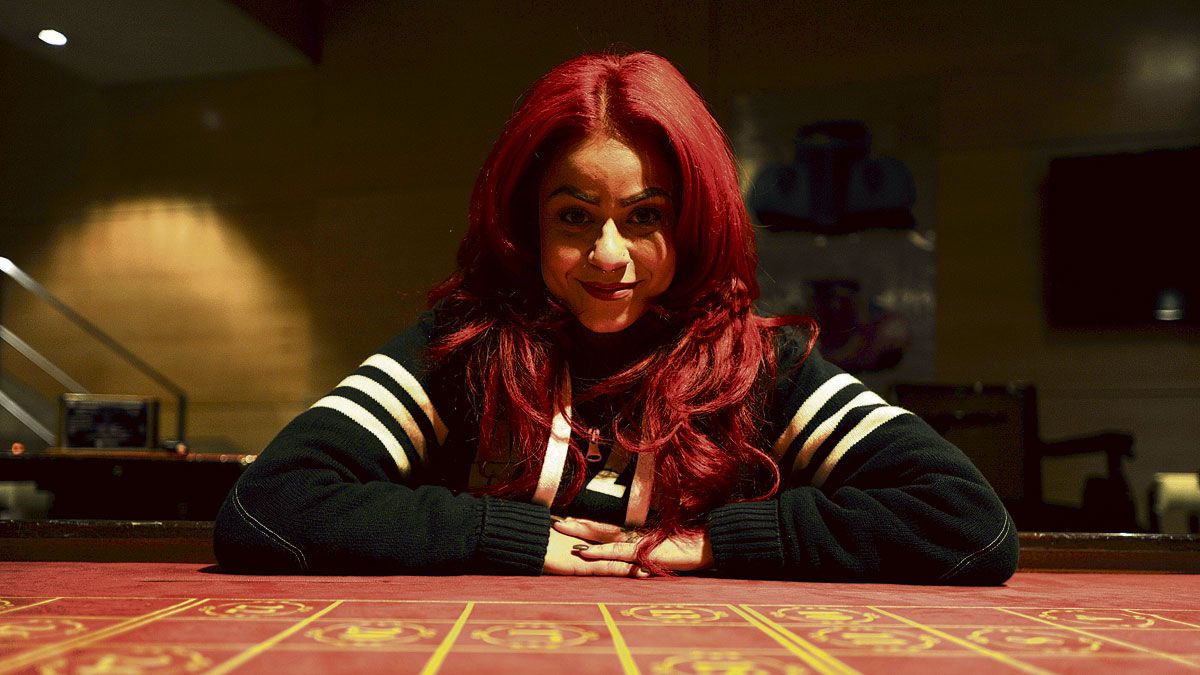 La cantante californiana Gizzelle durante el encuentro mantenido este jueves con los medios de comunicación en el Casino Conde Luna. | DANIEL MARTÍN