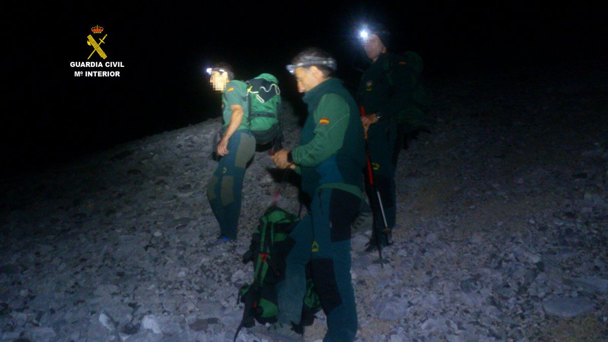 Efectivos de la Guardia Civil durante las labores de rescate de los excursionistas perdidos. | L.N.C.