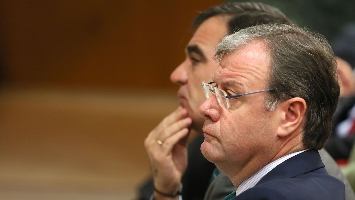 El consejero de Fomento y Medio Ambiente, Antonio Silván, en el Pleno de las Cortes. | ICAL