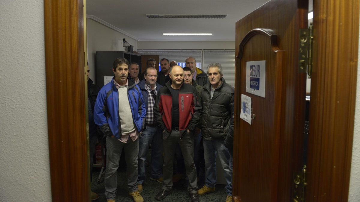Los trabajadores de Segur Ibérica, momentos antes de iniciar el encierro del pasado viernes. | MAURICIO PEÑA Los trabajadores de Segur Ibérica, momentos antes de iniciar el encierro del pasado viernes. | MAURICIO PEÑA