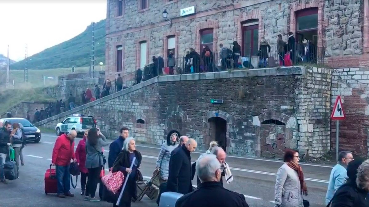 Los pasajeros que viajaban en dirección a Asturias tuvieron que abandonar el tren en Busdongo para seguir por carretera. | NACHO SANDOVAL (FACEBOOK)