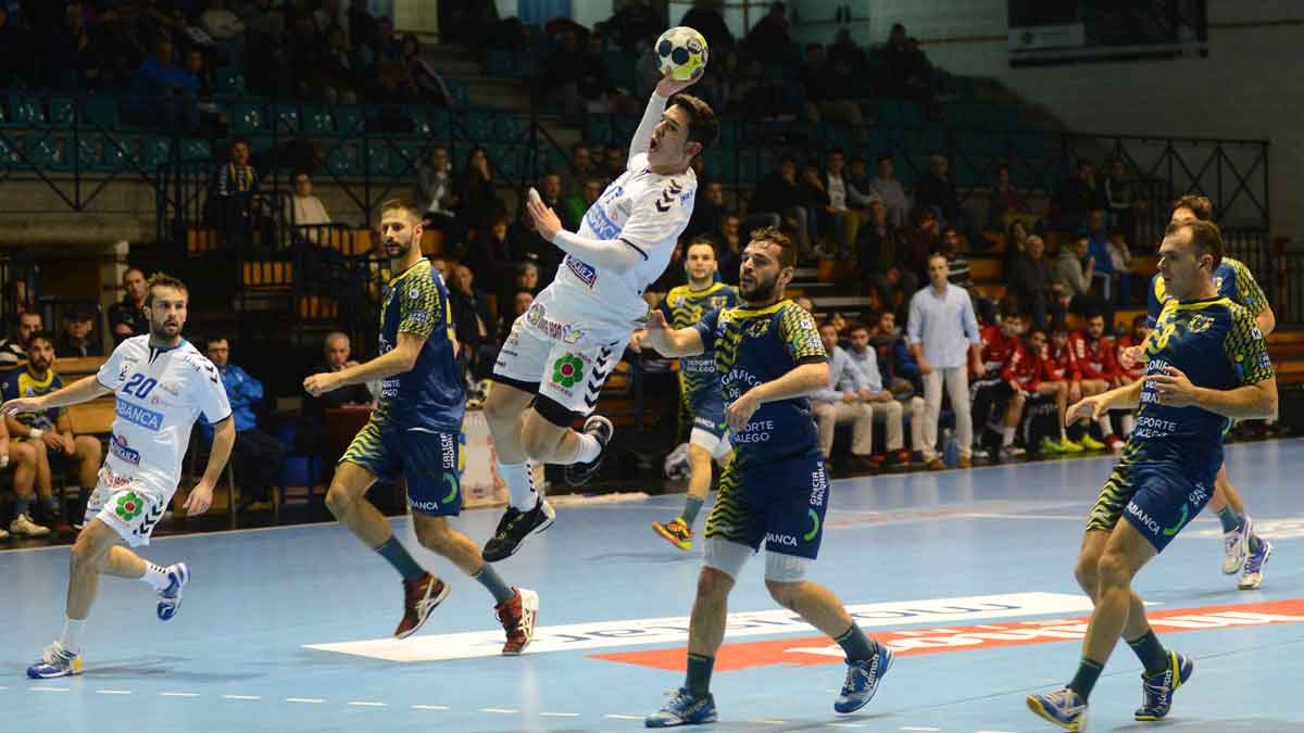 Jaime Fernández culmina una contra ante el Cangas. | FARO DE VIGO