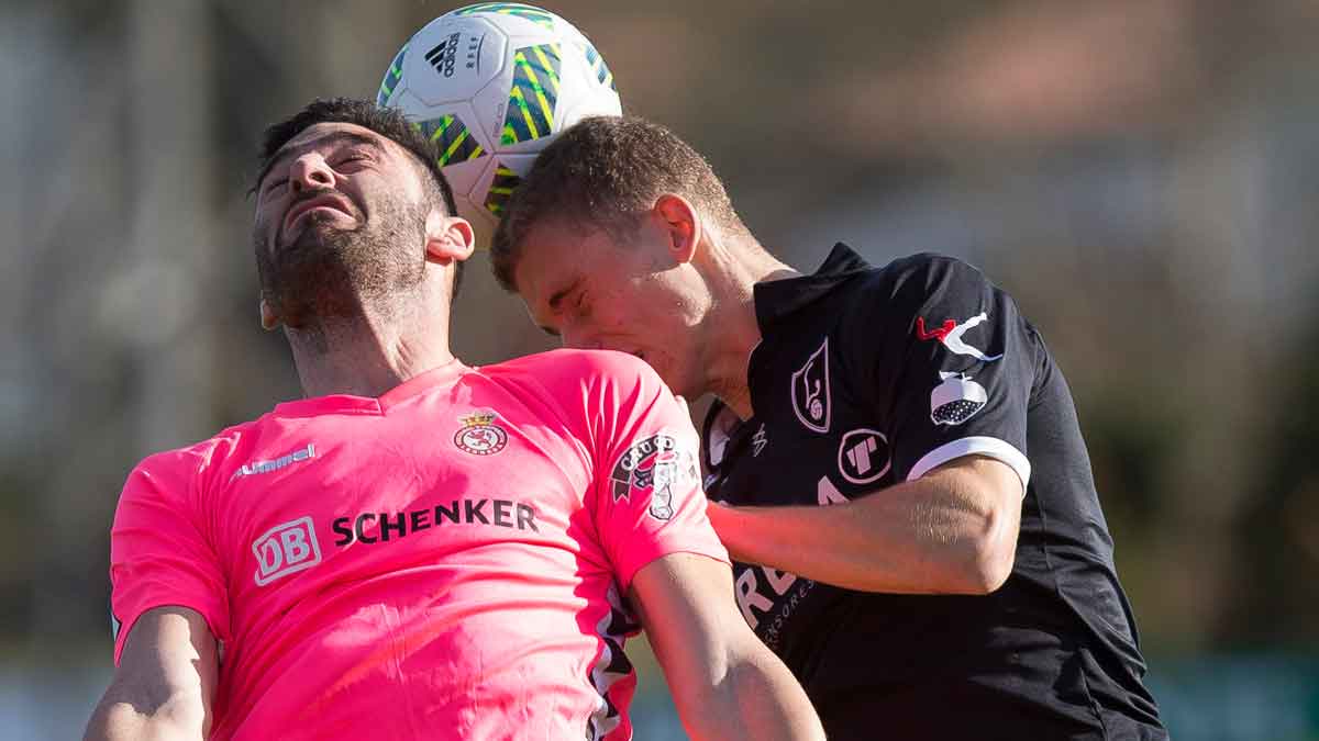 Benja peina el balón en el choque frente al Lealtad. | EL COMERCIO