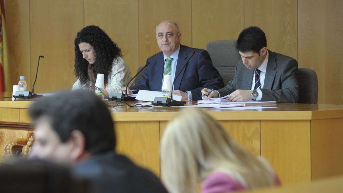 Momento en el que Emiliano Santos tomó posesión como nuevo concejal de San Andrés. | L.N.C.