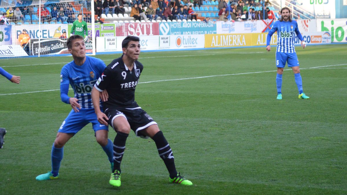 Adán Gurdiel, que no estará ante Osasuna B por lesión, durante el partido ante el Lealtad. | A. CARDENAL