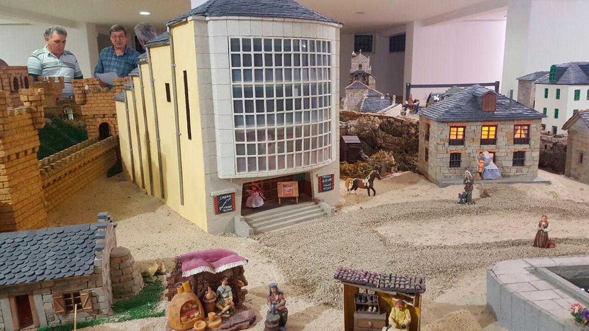 Maquetas del desaparecido cine de Fabero, junto al castillo de Herodes, en la maqueta del Belén Minero. | A.M.A