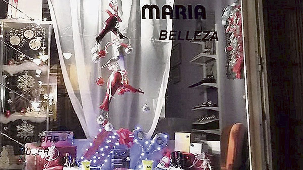 Un original vestido con guirnaldas en una boutique de moda. | L.N.C.