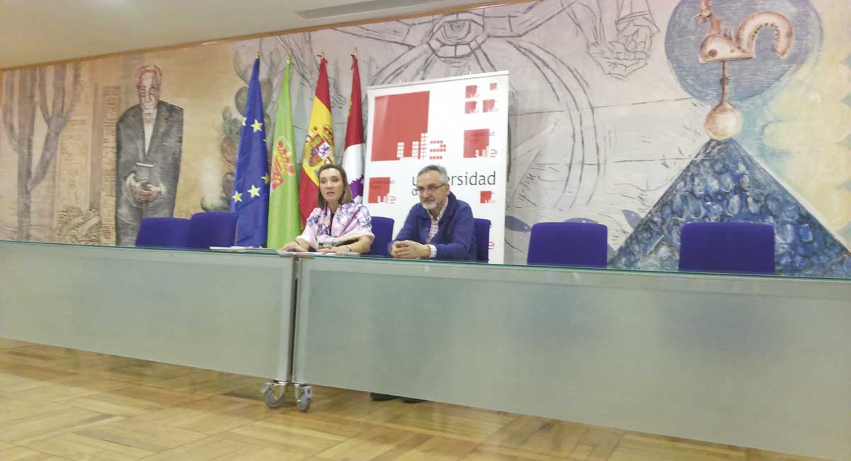 MaríaVictoria Seco y José Enrique Martínez anunciaron a Armando López Castro como ganador del V Premio de Poesía.