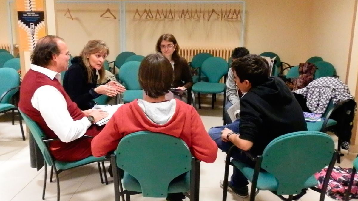 Un equipo de mediación dialoga con alumnos en una imagen de archivo.