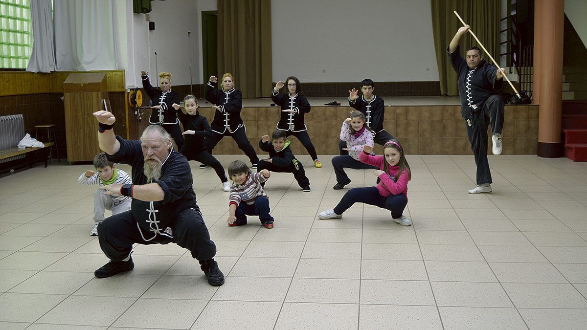 Luis Jiménez y su familia durante una de las clases de Kung Fu en el colegio La Salle de Astorga. | P.F.