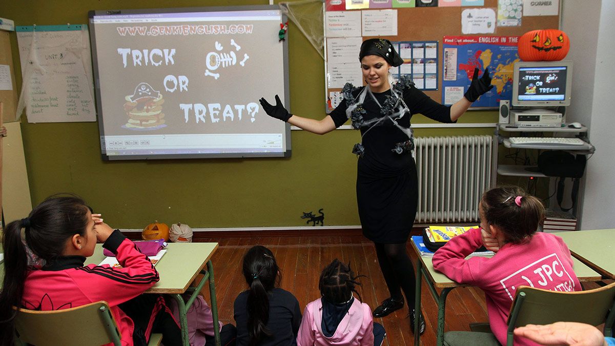 Una auxiliar de conversación durante una actividad de Halloween. | ICAL